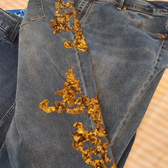 Chicos sz 3 jeans, embellishes are gold sequins on front and back. EC. JEGGING. - Picture 6 of 14